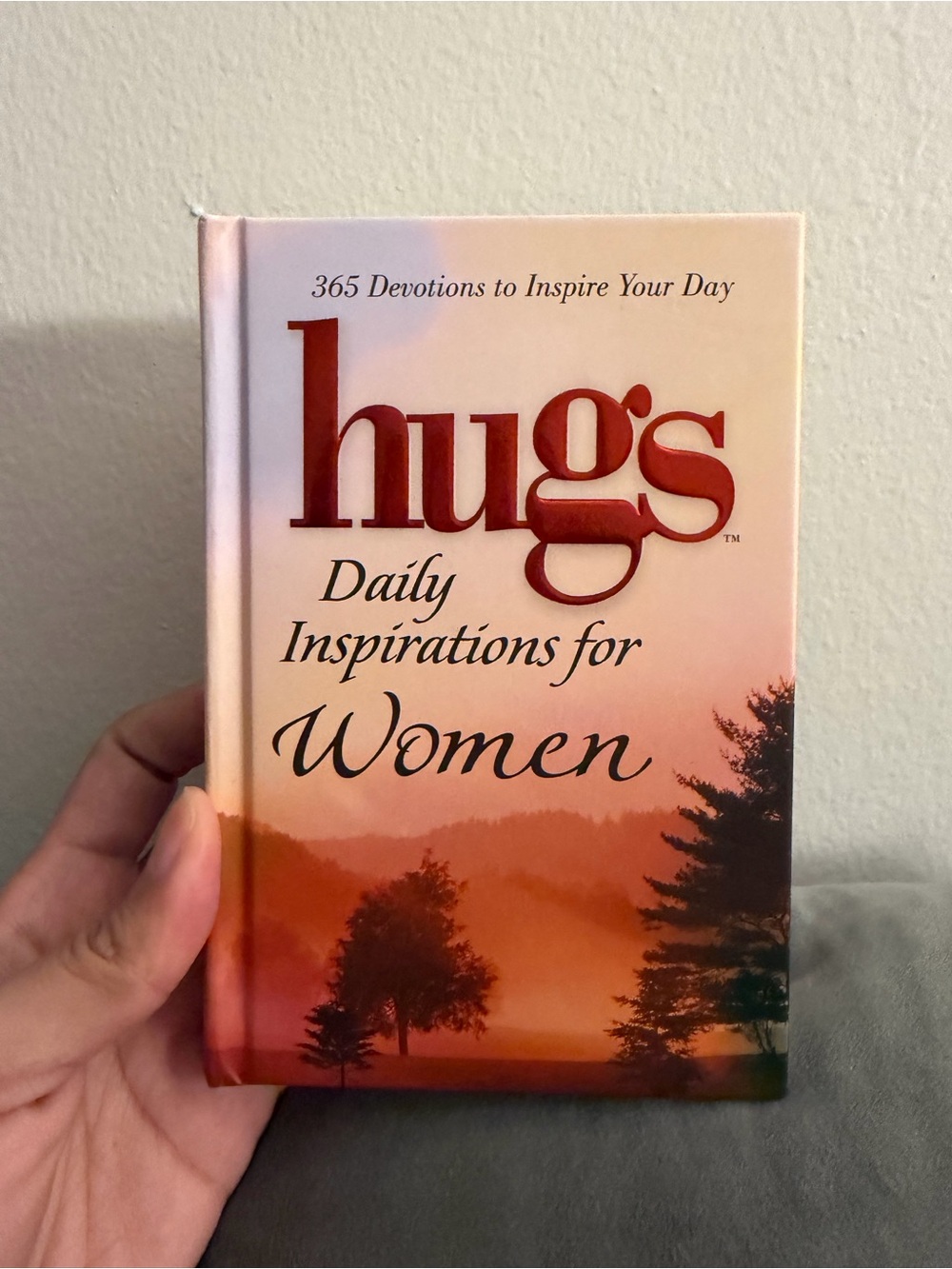 Hugs Hugs Daily Inspirations for Women: 365 Devotions to Inspire Your Day